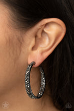 Load image into Gallery viewer, GLITZY By Association Earring - Black
