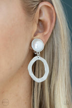 Load image into Gallery viewer, Vintage Veracity Earring - White
